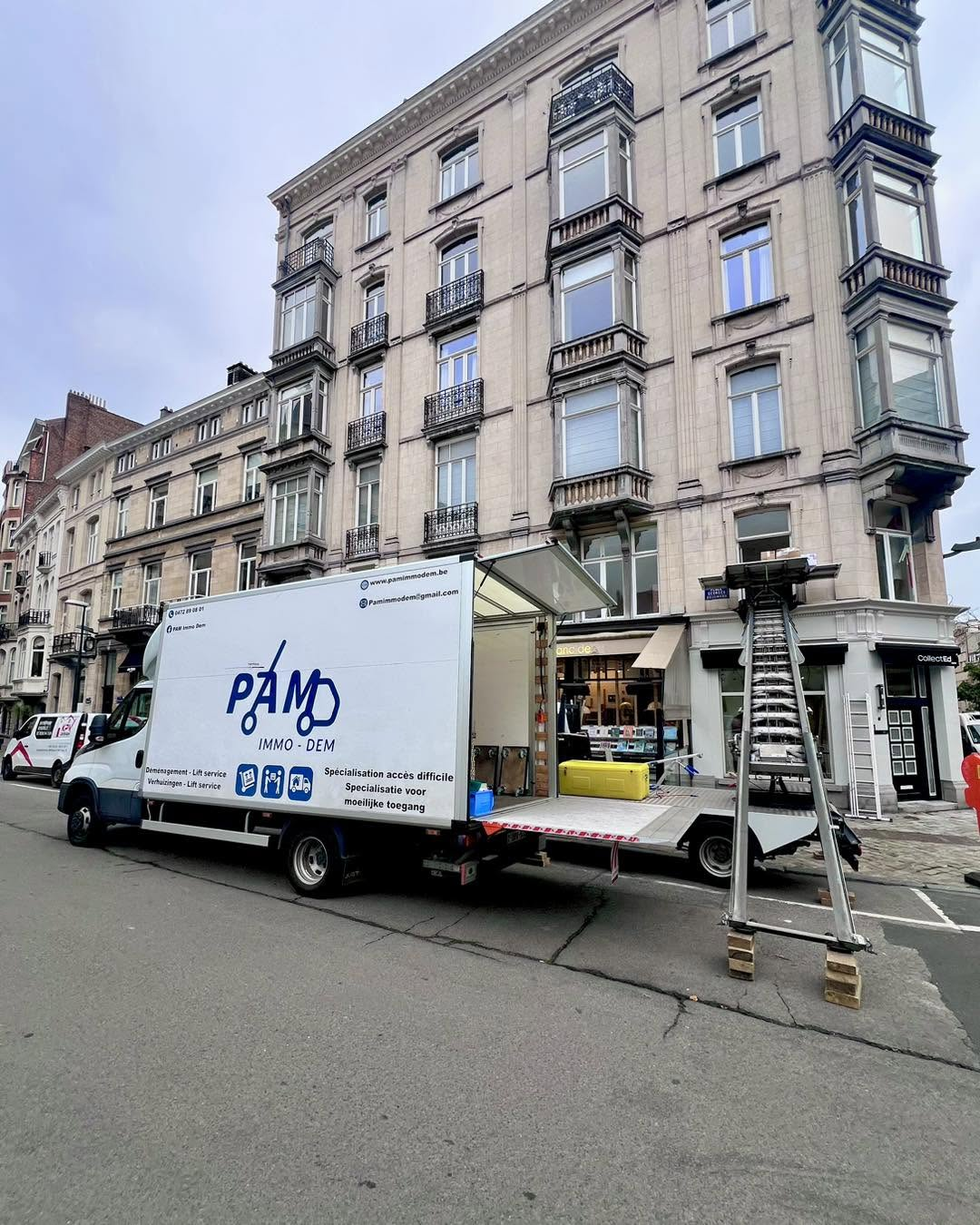 Camion de déménagement PAM IMMO·DEM dans les rues de Bruxelles